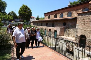 Bursa'da huzurevi sakinlerinin İznik keyfi