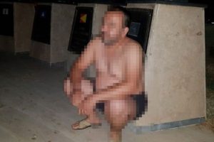 Karısı evden kovdu, çırılçıplak sokak ortasında kaldı!