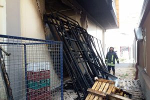 Palet ve naylonlardan çıkan yangın markete sıçradı