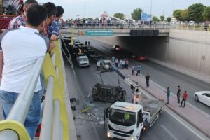 Kamyonla çarpışan araç alt geçide uçtu!