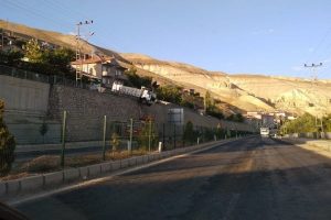 Freni patlayan kamyon istinat duvarında asılı kaldı