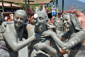 Çamur banyoları turistlerin vazgeçilmezi oldu