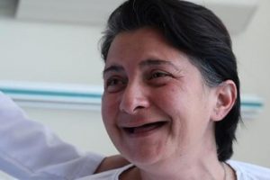 32 dişini kaybeden kadın 'delirten hastalık'tan kurtuldu!