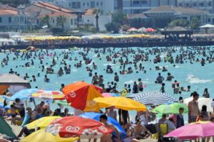 Çeşme'de adım atacak yer kalmadı