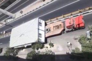 İran'da prefabrik ev taşıyan tır sokağa sığmadı