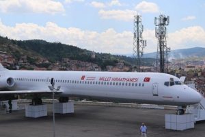 Eski uçak 'millet kıraathanesi' oldu