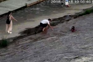 Çocuğu son anda kurtardı