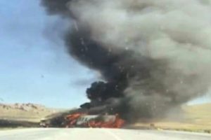 PKK'lı teröristler Ağrı'da 4 aracı ateşe verdi