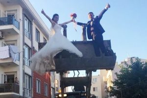 Kepçenin üstünde gelin ve damat gören vatandaşlar şaşkına döndü
