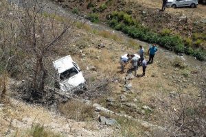 Otomobil 20 metre yükseklikten dere yatağına uçtu: 3 yaralı