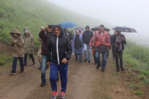 Dünyanın en tehlikeli yolunda sis ve yağmura rağmen yürüdüler