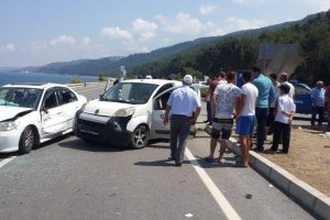 Otomobil ile kamyonet çarpıştı: 8 yaralı