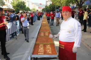 79 metrelik künefe 1 saatte tüketildi
