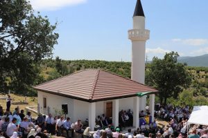 Savaşlarda iki defa yıkılan cami üçüncü kez ibadete açıldı