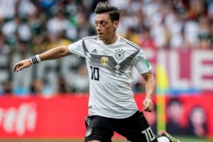 Mesut Özil'e destek çığ gibi
