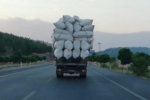 Saman yüklü kamyon beşik gibi sallandı