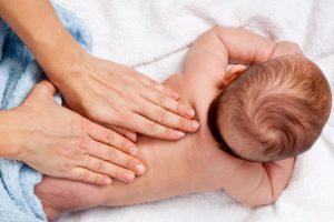 Cerebral Palsy'li bebekler için en eğlenceli terapi: Masaj