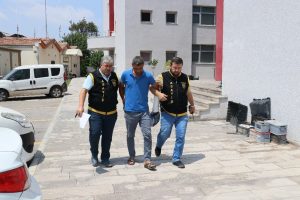 Hırsızı kolundaki alçı ele verdi