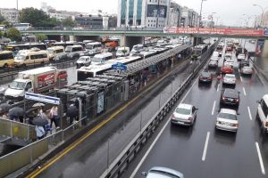 İstanbul'da yağmur trafiği olumsuz etkiliyor