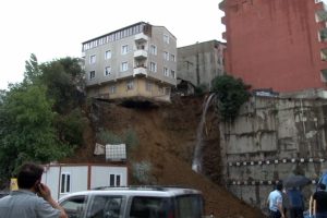İstanbul'da boşaltılan bina çöktü