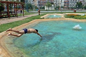 Antalya'da çocukların süs havuzu keyfi
