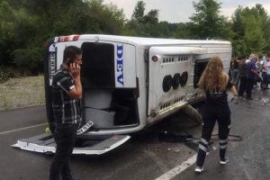 Yolcu minibüsü devrildi: 10 yaralı