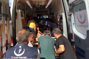Denize giren anne ile iki çocuğu boğulma tehlikesi geçirdi