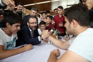 Bakan Kasapoğlu'nun 'Maça Götürme' sözü gençleri sevindirdi
