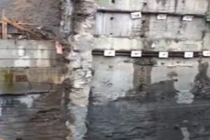 Çöken binanın istinat duvarı böyle yıkıldı