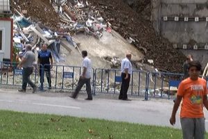 Çökme tehlikesine rağmen vatandaşlar canını hiçe saydı