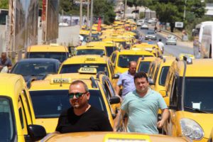 Yüzlerce taksici trafiği kapattı!