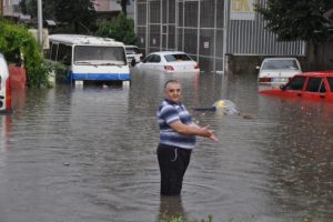 Bursa İnegöl'de araçlar suya gömüldü
