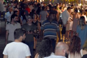 Marmaris'te sahiller gece de gündüz de dolu!