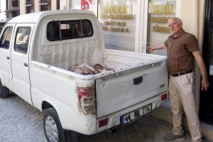 Bursa'da kaldırımsız cadde ve sokaklarda vatandaşlar dükkân ve evlerine giremiyor