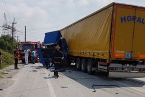 Halk otobüsü TIR'a çarptı: 1 ölü, çok sayıda yaralı