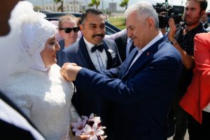 TBMM Başkanı Yıldırım'dan genç çiftlere sürpriz