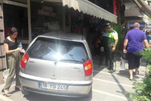 Otomobil börekçi dükkanına girdi