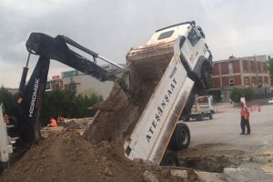 Hafriyat kamyonu şaha kalktı