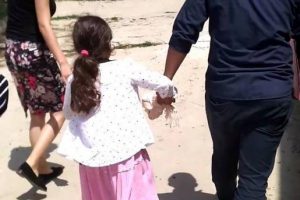 Çocuğa icra geldi, memurlar böyle götürdü!
