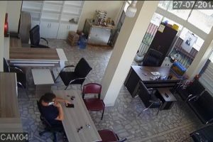 Şaka gibi kaza! İş yerinde otururken yaralandı