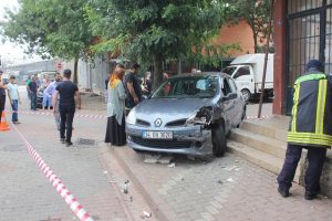 Kaza yapan otomobil doğal gaz kutusunu parçaladı