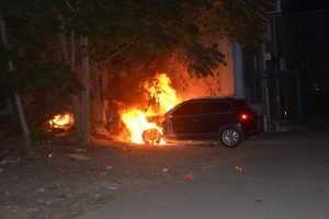 Bursa'da park halindeki otomobil alev alev yandı