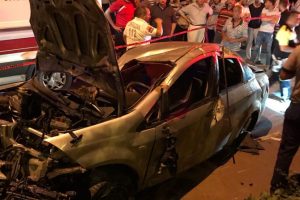 Yoldan çıkan otomobil hurdaya döndü