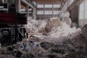 Atık maddelerle ayakkabı yapıp Türkiye'ye satıyorlar