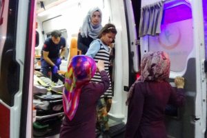 Göçmenleri taşıyan minibüs kaza yaptı: 19 yaralı