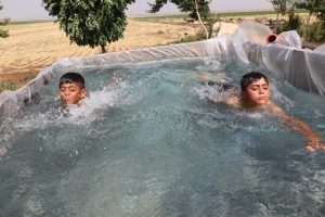 Çocuklar için römorku havuza çevirdi