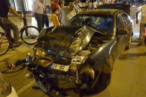 İki otomobil kafa kafaya çarpıştı: 4 yaralı
