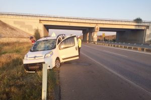 Çorum'da ticari araç bariyerlere çarptı : 4 yaralı