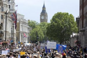 İngilizlerin yarısı Brexit için yeni referandum istiyor