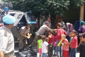 Mehmetçikten Afrin'de kırtasiye yardımı